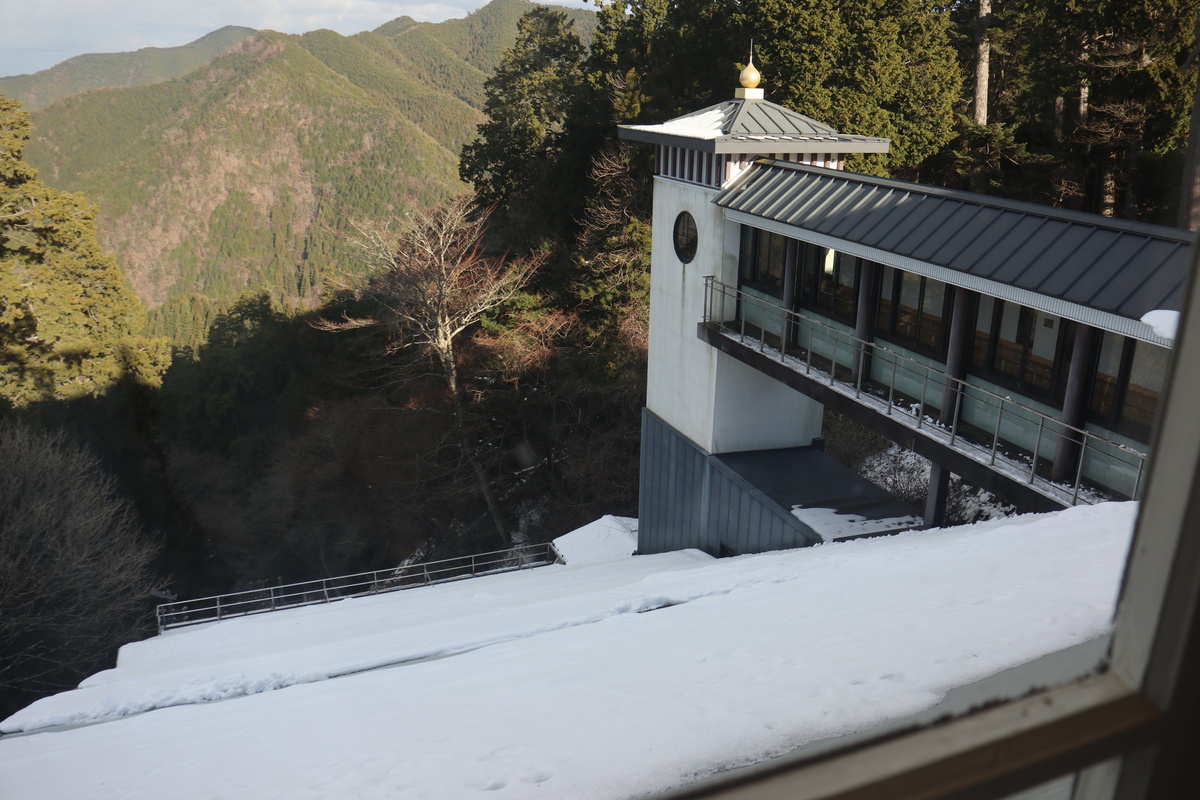 高野山駅の屋根に残る雪