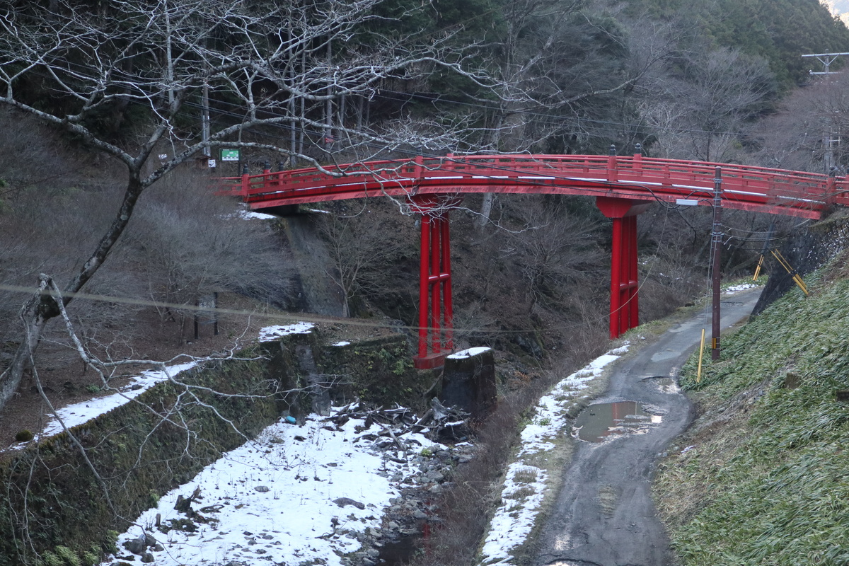 雪の残る極楽橋