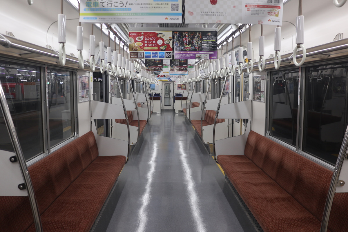 リニューアル工事を終えた1007Fの車内 - 5